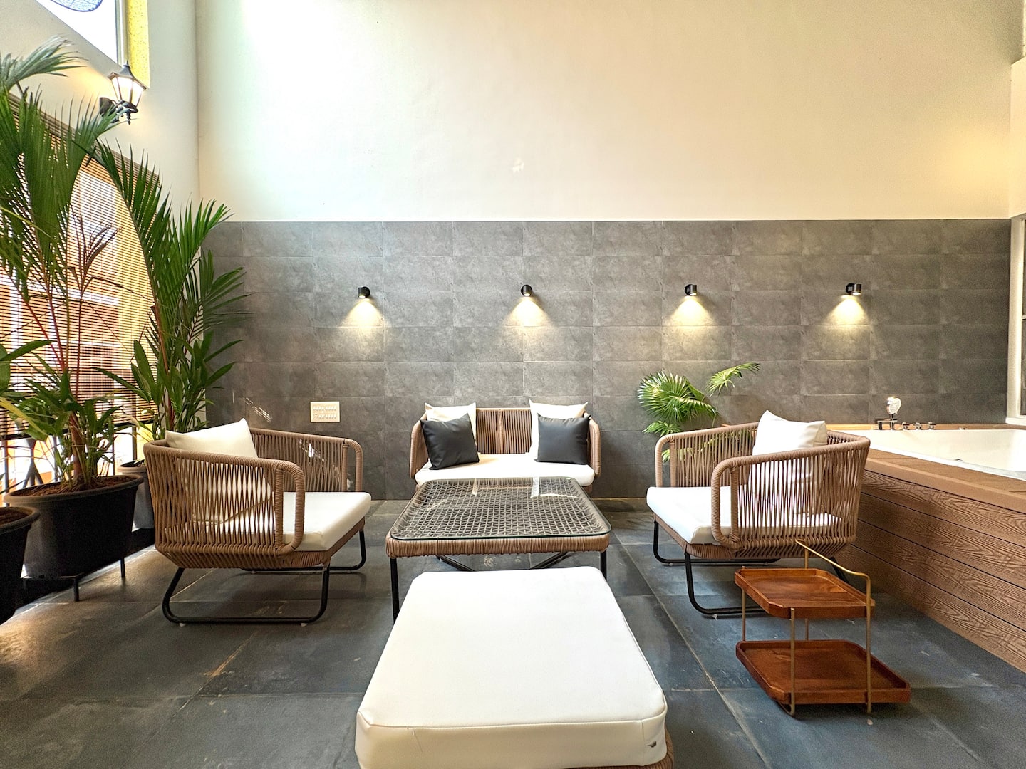 Romantic Jacuzzi 1BHK Candolim | Mirashya UG10